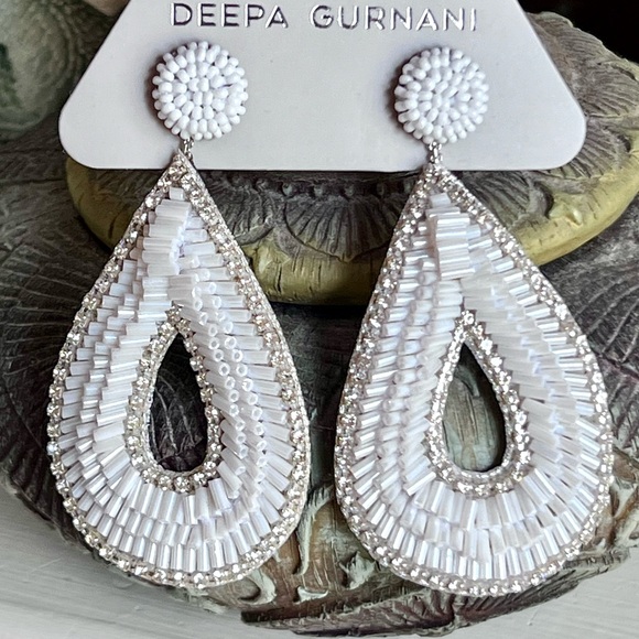 🌺🎉HP🎉🌺 NWT Deepa Gurnani Beaded White Crystal Hoop Chandeliers - Picture 10 of 16